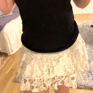 Söt spetskjol  - Hej! Säljer denna superfina kjolen då den inte passar mig. Den är o mycket bra skick och passar perfekt till många fina outfits. Superbra att ha nu när sommaren närmar sig☀️😍😍