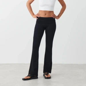 Folded flare byxor Gina tricot - Säljer mina folded flare byxor från Gina tricot i storlek S. De är endast använda en gång så de är i nyskick. Skriv för fler bilder💕