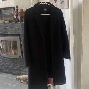 Svart kappa - Svart kappa/rock från zara. Bra skick, lite nopprig, går att åtgärda. Storlek S