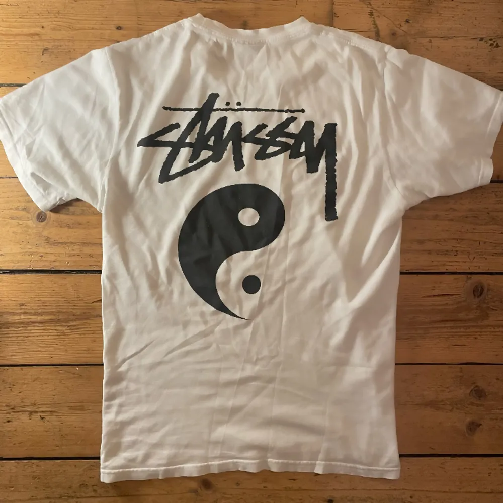 En vit Stussy T-shirt. Den har mycket bra och mjukt material och den där feta symbolen vid Stussy loggan. Köpte 2022 har använt på simmarna lite men bra skick. 9/10. . T-shirts.