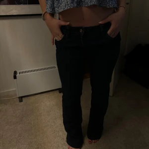Mörkblåa bootcut jeans - Mörkblåa bootcut jeans, låidjade. Aldrig använda