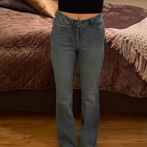 Fina jeans som jag använt ett tag men nu inte längre får användning av.  Finns i två storlekar W25/26 L32 💙💙
