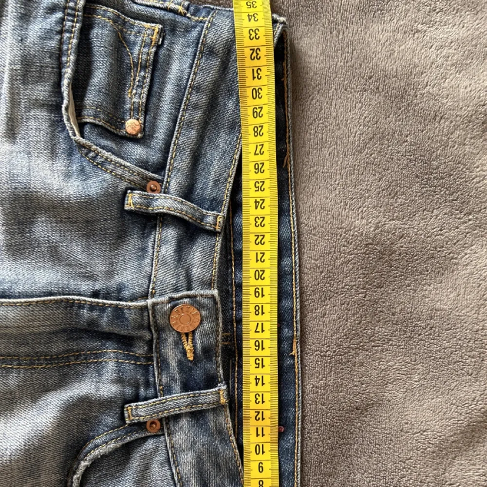 En kort minikjol i jeans som är så söt! Märket är hm men lappen är bortklippt, är en av deras gamla modeller, men har inga defekter i bra skick❤️Skulle säga xxs/xs. Säljer den då den är förliten tyvärr. Skriv om du undrar något mer🌷. Kjolar.
