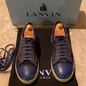 Säljer mina mycket ovanliga Lanvin matt crack calfskin, Modellen har ett crack mönster och ska se ut så. Säljer skorna i befintligt skick, skriv om de skulle finnas frågor.