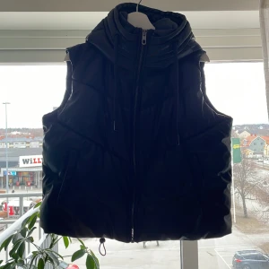 Väst från Zara - Snygg väst i lädermaterial från Zara, i mycket fint skick! 