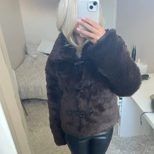 Brun pälsjacka  - Säljer denna bruna pälsjacka. Har du någon fråga är det bara att höra av dig🫶🏻