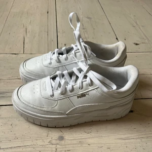 Puma skor!  - Nya puma skor! Väldigt fint skick🥰 rena och fräscha. Storlek 39. Säljer då de inte passade mig, endast provade och använda utomhus en gång så bra skick! Skobox medföljer inte då den är slängd(: pris diskuterbart🩷köpt för 800 kronor på footish uppsala