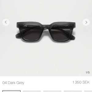 Chimi modell 04, dark grey  - Jätte fina men tycker tyvärr inte de passar mig längre. Köpta förra sommaren så fint skick. Kan tänka mig byta mot ett par chimi 08:or, svarta. 💗  Obs! Saknar tygpåsen men förpackning och glassökonskydd ingår såklart! 🫶🏻