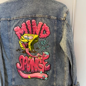 Jeansjacka med tryck - Aldrig använd, storlek XS men passar en med storlek S väldigt bra! 