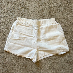 Linneshorts - Sköna linneshorts i en fin off white färg. Mycket fint skick. 