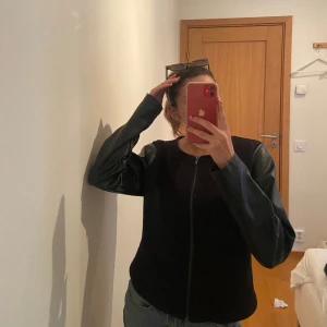 Cool kofta - Så cool kofta med ”läder” armar.🙏❤️