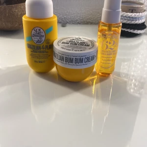 Sol De Janeiro Bum Bum jet set - Säljer mitt Sol de Janeiro kit då det inte används! Köpte det på Sephora för 329 kr! Bum Bum krämen och parfymen är endast testade och shower gelén är helt oanvänd! 💞200 kr=alla 70=för en💞