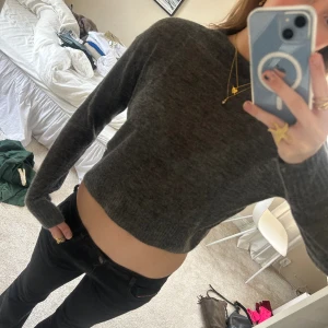 Kort stickad tröja - Jätte fin lite kortare stickad tröja från zara. Ganska tunt material😊 endast använd ca 1 gång