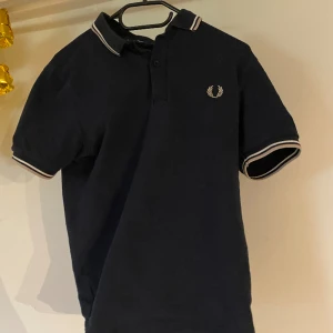 Fred Perry piké  - Storlek S Skock 9,5/ köpt för 1000kr på Boozt. Säljer pga för liten. Färg navy 