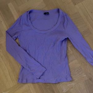 Långärmad tröja  - Lila långärmad tröja från Vero Moda. Storlek s. Aldrig använd.