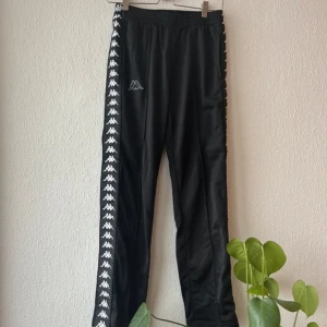 Kappa Byxor - Kappa byxor/trackbyxor. I nytt skick. Utan defekter. Storlek S. Välkommen! 😃  #y2k #y2kstyle #y2kfashion #y2kvintage #y2kaesthetic #vintage #vintagestyle #hooligan #hooligans #huligan 