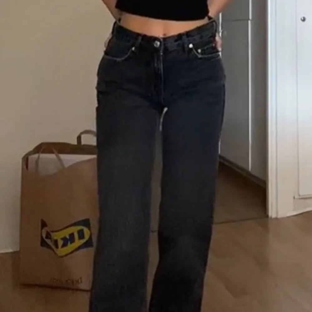 Jättefina Gina Tricot svarta utsvängda jeans . Jeans & Byxor.