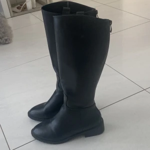 Boots - Väldigt fina svarta boots, knappt använda💕