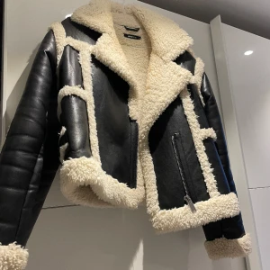 Skinnjacka med får ull imitation  - Jacka från Gina köpt för 799kr säljer för 350kr kvitto finns 