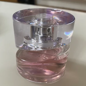 Hugo boss FEMME  - Använd 2 ggr. Doften passade inte mig.