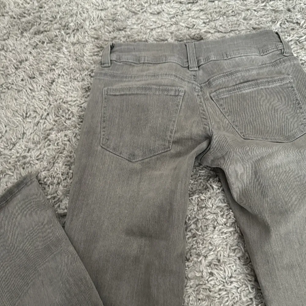 Säljer nu mina lågmidjade Young Gina jeans i ljus grå. Det är i mycketbra skick och är i strl 140 men passar även om man är lite längre😊. Jeans & Byxor.