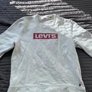 Vit Levi’s tröja storlek M - Vit Levi’s tröja i storlek M, använd ett fåtal gånger