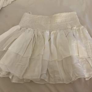 Säljer min jättefina kjol ifrån Spanien pga att jag inte använder den! Den är använd några få gånger kanske 5, den är ganska kort. Skriv för mer bilder och info❤️