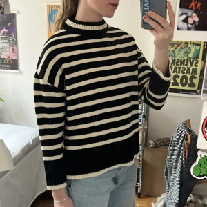 Randig stickad tröja - Jättefin tröja från sisters point. Nästan aldrig använd så i väldigt fint skick. Sitter som en S/M! (Jag är 175 cm.)