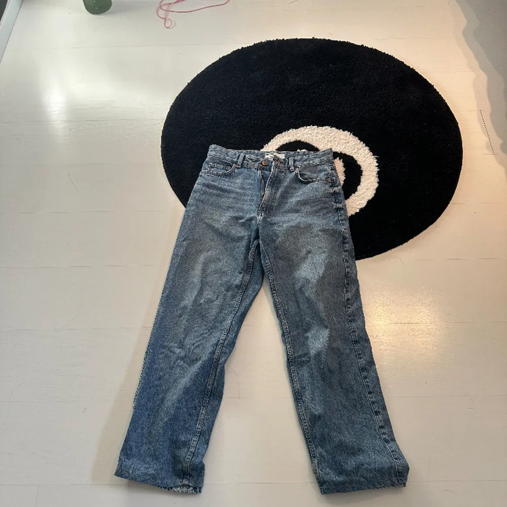 Super snygga sitter baggy men används inte längre då de inte är min stil🙏inga defekter som nyskick. Jeans & Byxor.