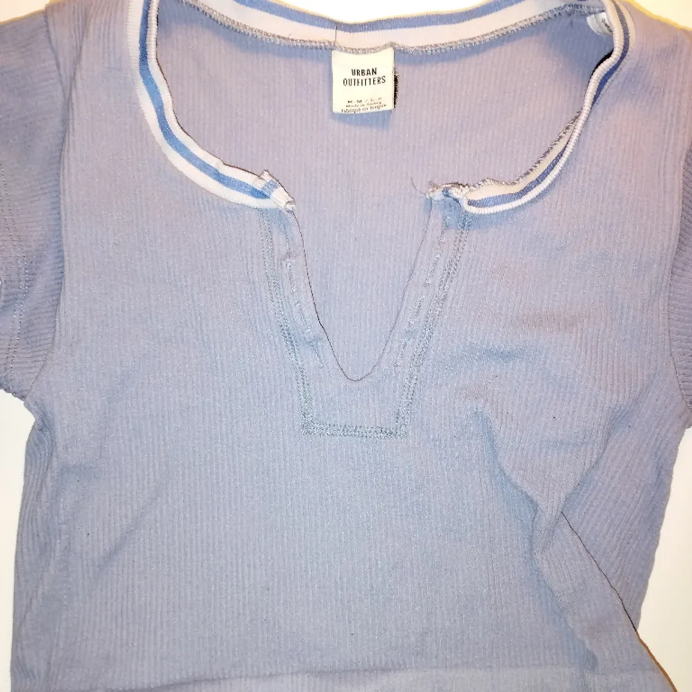 En lila/blå tröja ifrån Urban outfitters med inga vidare defekter utom på sista bilden. 💗💗 As gullig😍. Toppar.