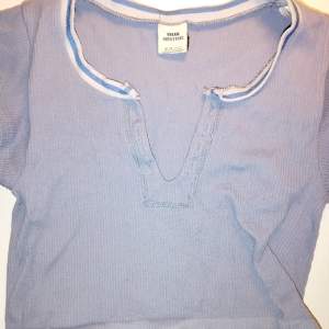 En lila/blå tröja ifrån Urban outfitters med inga vidare defekter utom på sista bilden. 💗💗 As gullig😍
