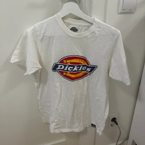Vit dickes t-shirt - Vit dickies t-shirt i storlek XS, 100kr🩷