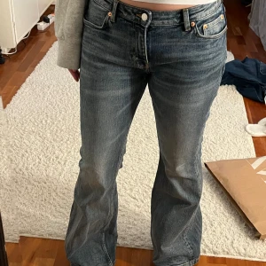 flare jeans  - säljer mina lågmidjade ”flame low” jeans ifrån weekday, inte alls blivit använda mycket på grund av förstora så fint skick. strl w29 l32, passar s/m, nypris 600kr mitt pris 249kr plus frakt 💞