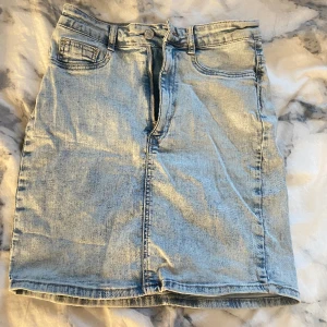 Blå jeans kjol - Helt ny utan pris lapp, Blå stretch jeans kjol 