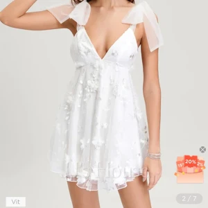 Vit blommig klänning  - Säljer denna vita gulliga klänning perfekt till studenten. Aldrig använd. Köpt för 670kr från jjshouse. Skriv om ni vill ha bild hur den sitter på mig.