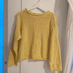 💛 gul stickad monki-tröja 💛 - älskar denna oversized gula stickade tröja från monki och har en precis likadan i rosa  💛 så mjuk och fin, och i utmärkt skick! passar jättesnyggt i ett par jeans eller pleated skirt! ✨ SKA FLYTTA UTOMLANDS SÅ ALLT MÅSTE BORT INNAN 17 MARS ✨ 