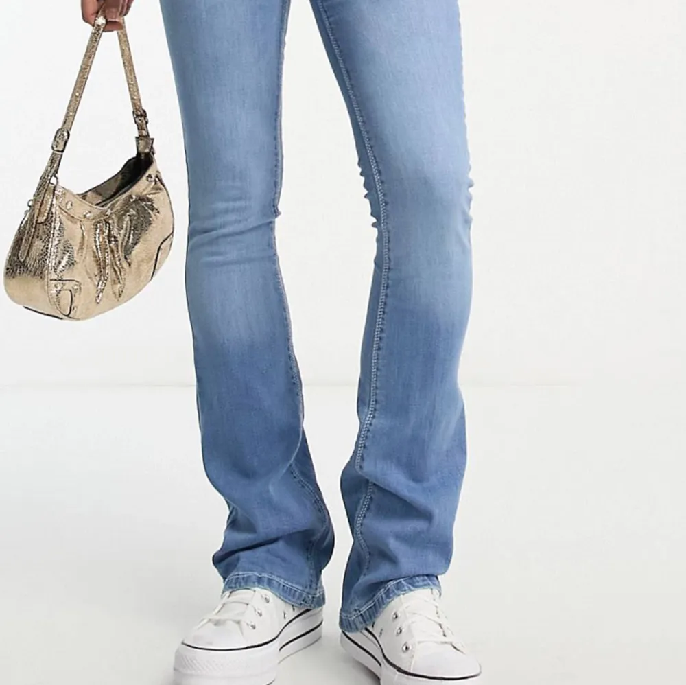 Säljer dessa oanvända jeans, lågmidjade. Fler blir kan skickas vid intresse. Jeans & Byxor.