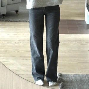 Jeans - Grå jeans från zara med långa ben och hög midja. Bara använd nån enstaka gång. 