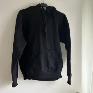 Svart luvtröja/hoodie från bikbok i storlek xs, ordinarie pris 400kr, mitt pris 199kr.