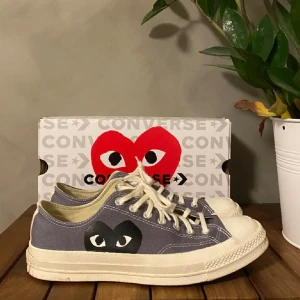Cdg Converse  - Hej! Säljer nu dessa sparsamt använda dunder skor perfekt nu till våren. Dom är som sagt i bra skick och OG kartongen finns kvar. Köpta på NK för 1650 och säljs nu till ett kanon pris. Passar 42-43 men ni för höra av er vid fler frågor eller bilder☺️🥰