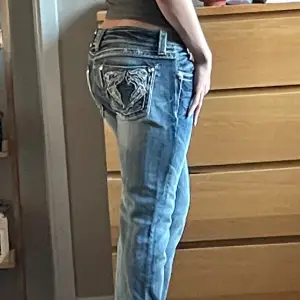 Super snygga low waist Miss me jeans flared!  Innerben: 84cm  Midja (liggandes): 41 cm
