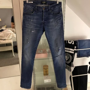 Jack & Jones Slim/Glenn  - Skitfeta och trendiga jeans från Jack & Jones i modellen slim/glenn. Liknar även många modeller från dondup och replay jeans, hör av er vid mer frågor, bilder eller önskat pris! 