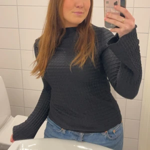 Basic topp - Säljer då modellen inte riktigt passade mig, köpt på lager157 för 100kr, använd en gång! 