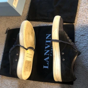 Lavin marinblå - Hej jag säljer mina mörkblå lanvins eftersom att dem börjar bli för små. Jag har tagit bra hand om dem och tvättat dem efter varje användning som ni ser på bilderna. Dem är storlek 41 men passar 40. Hör av er vid minsta fundering. 