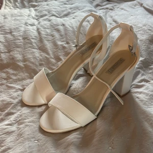 Vita klackar - Endast använda 1 gång så i mycket fint skick!