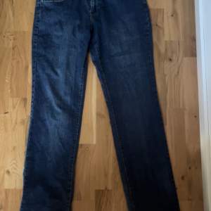 Vintage Ofelia jeans köpta på secondhand. Som har bra skick och fina detaljer på bakre fickorna. De är en bladnings mellan straight och bootcut jeans. Dom är stretchiga och passar allt ifrån 36-40