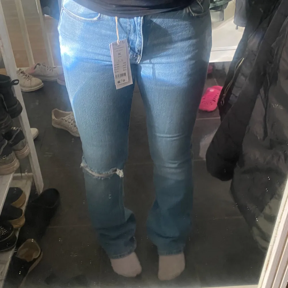 Super fina blåa jeans med hål på ena knät som är helt nya. Lite för små för min kropp men superfina annars❤️köpta för 400kr men säljer för 250kr pris kan diskuteras . Jeans & Byxor.