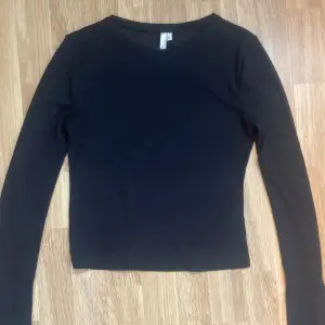 Mörckblå nästan svart långärmad tröja som är väldigt lik Intimisimi tröjan! Det är storlek XS men det går XXS-S.💙