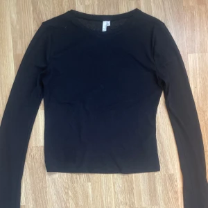 Intimisimi dupe från Nelly - Mörckblå nästan svart långärmad tröja som är väldigt lik Intimisimi tröjan! Det är storlek XS men det går XXS-S.💙