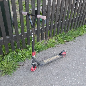 Tricks Kickbike - En stunt kickbike i suveränt skick. Passar alla som är sugna på att lära sig stunta och se cool ut i skateparken. Säljer för vill uppgradera. Priset kan diskuteras.